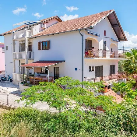 Apartament Ivat *